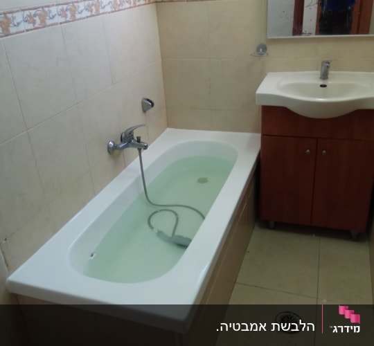 אמבטיה עם מים, ברז ומקלחת יד